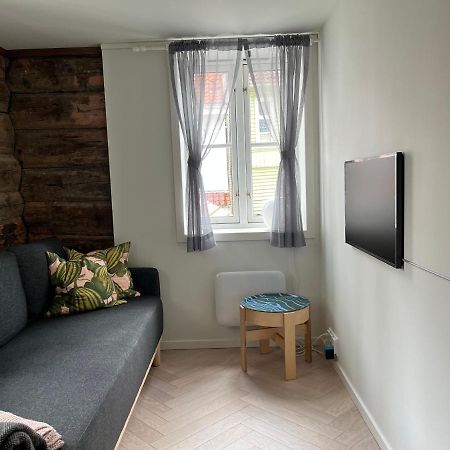 Entire Renovated Apartment From 1780 With Kitchen, Bath, Bedroom, And Living Room In Skuteviken Bergen Buitenkant foto