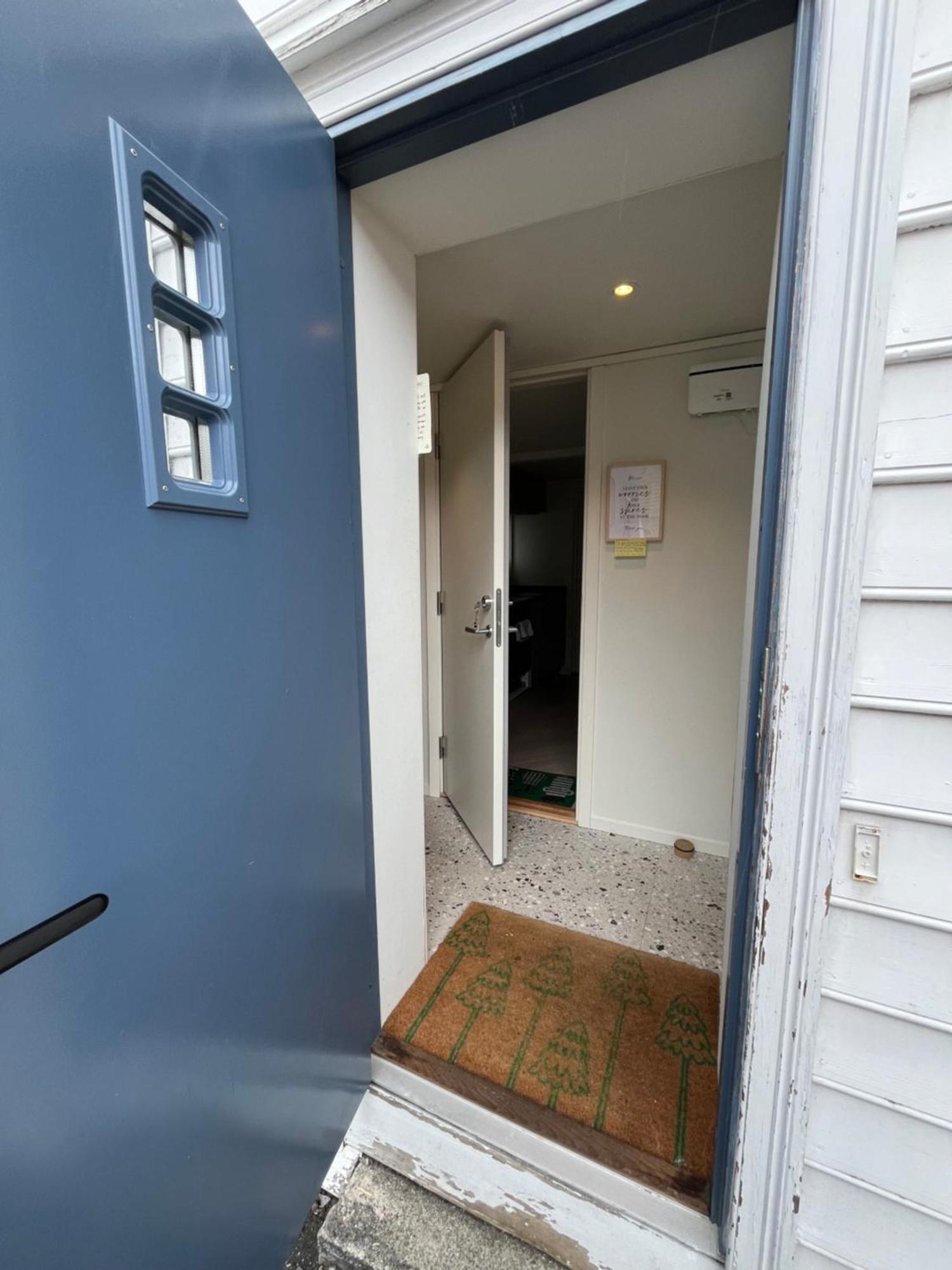 Entire Renovated Apartment From 1780 With Kitchen, Bath, Bedroom, And Living Room In Skuteviken Bergen Buitenkant foto